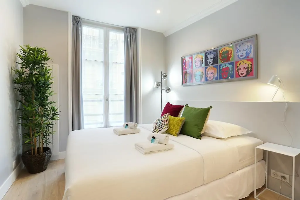 Rent A Room - Residence Blanche Paris Fransa