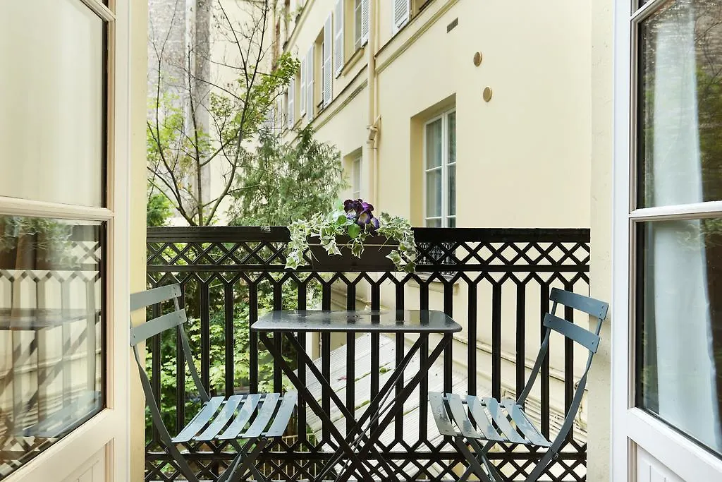Rent A Room - Residence Blanche Paris 0*,  Fransa